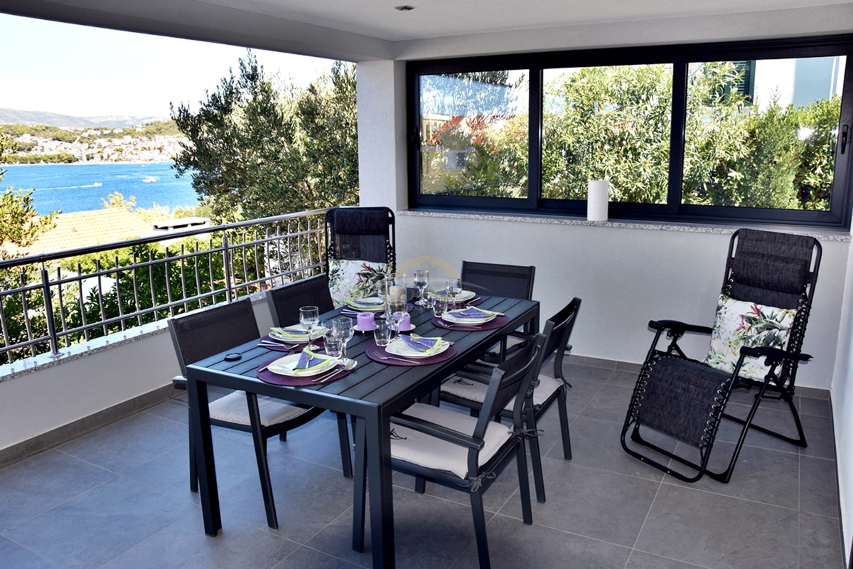 Vrhunsko urejena hiša na Čiovu/Okrug Gornji s prekrasnim odprtim razgledom